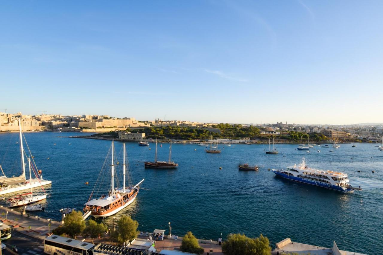 Unique Seafront Triplex Penthouse With Panoramic Bedroom & Rooftop Jacuzzi Overlooking Valletta Сліма Екстер'єр фото