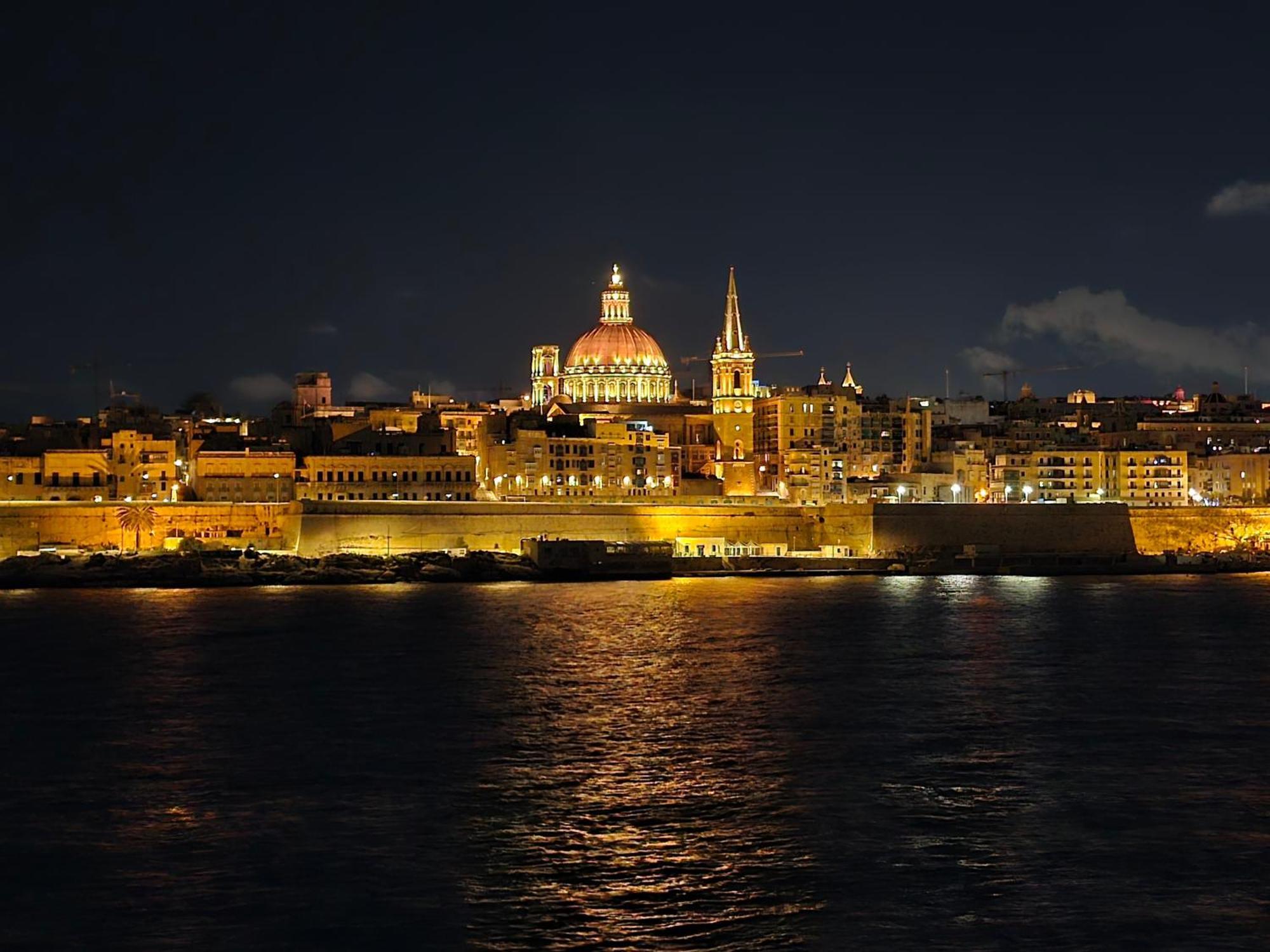 Unique Seafront Triplex Penthouse With Panoramic Bedroom & Rooftop Jacuzzi Overlooking Valletta Сліма Екстер'єр фото