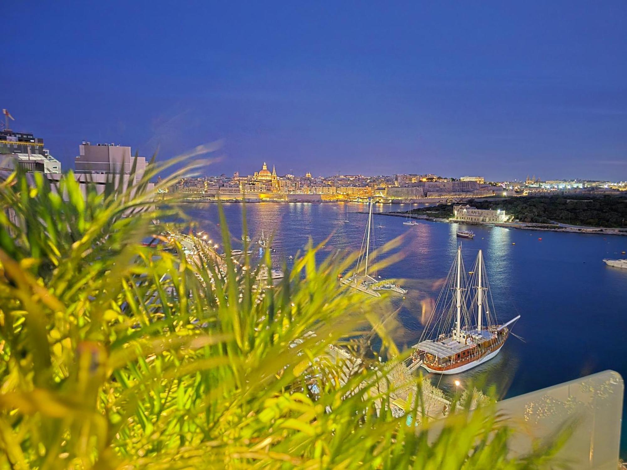 Unique Seafront Triplex Penthouse With Panoramic Bedroom & Rooftop Jacuzzi Overlooking Valletta Сліма Екстер'єр фото