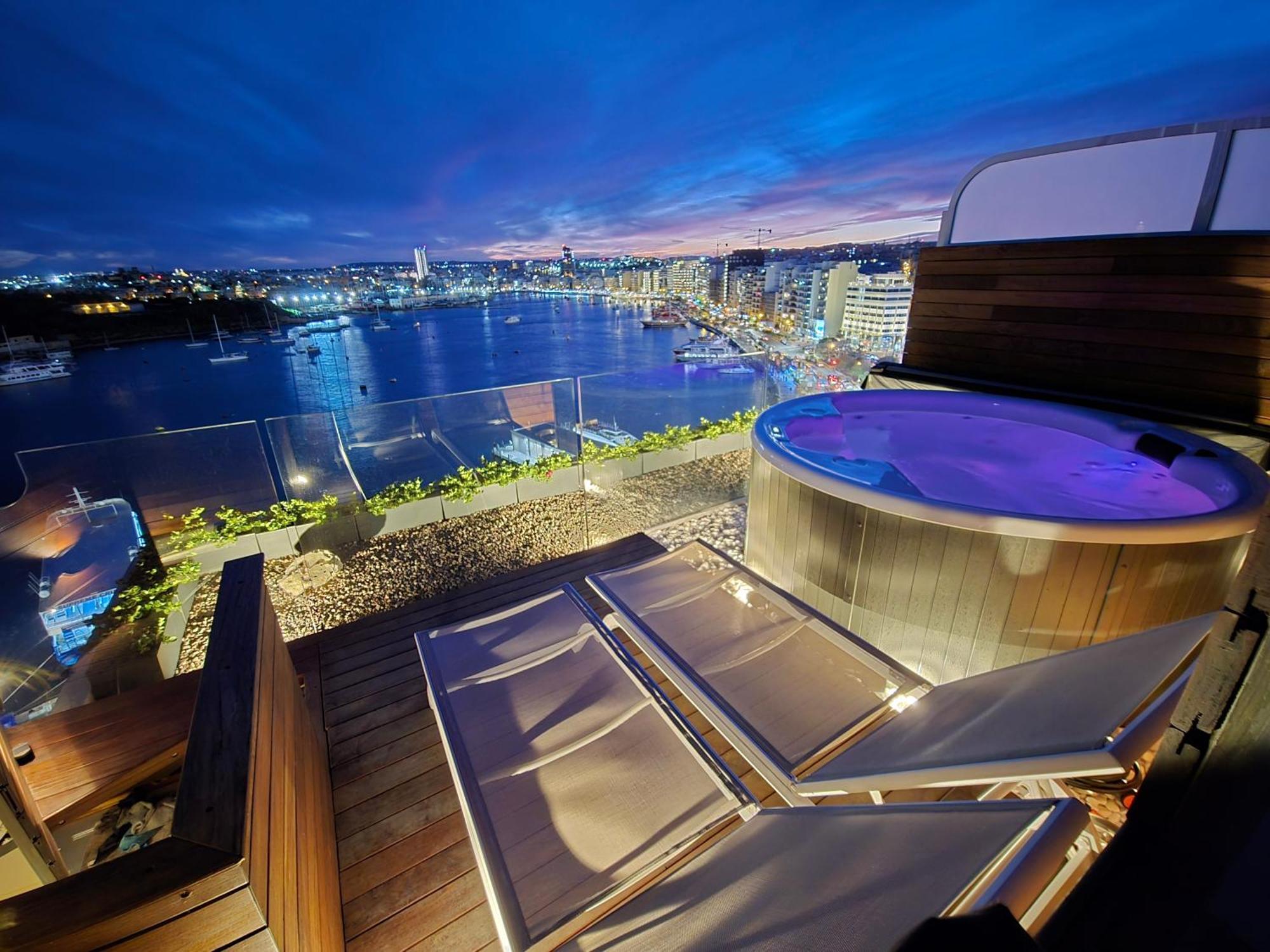 Unique Seafront Triplex Penthouse With Panoramic Bedroom & Rooftop Jacuzzi Overlooking Valletta Сліма Екстер'єр фото