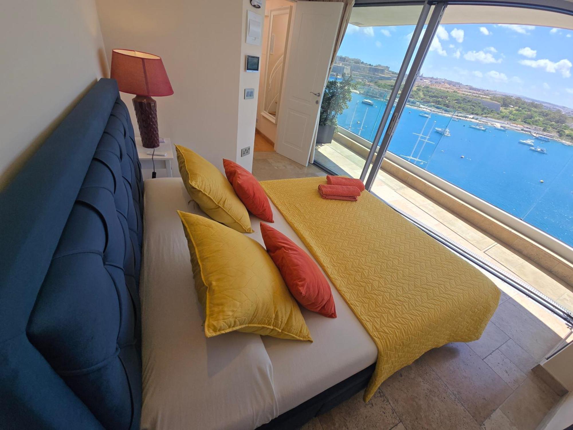Unique Seafront Triplex Penthouse With Panoramic Bedroom & Rooftop Jacuzzi Overlooking Valletta Сліма Екстер'єр фото