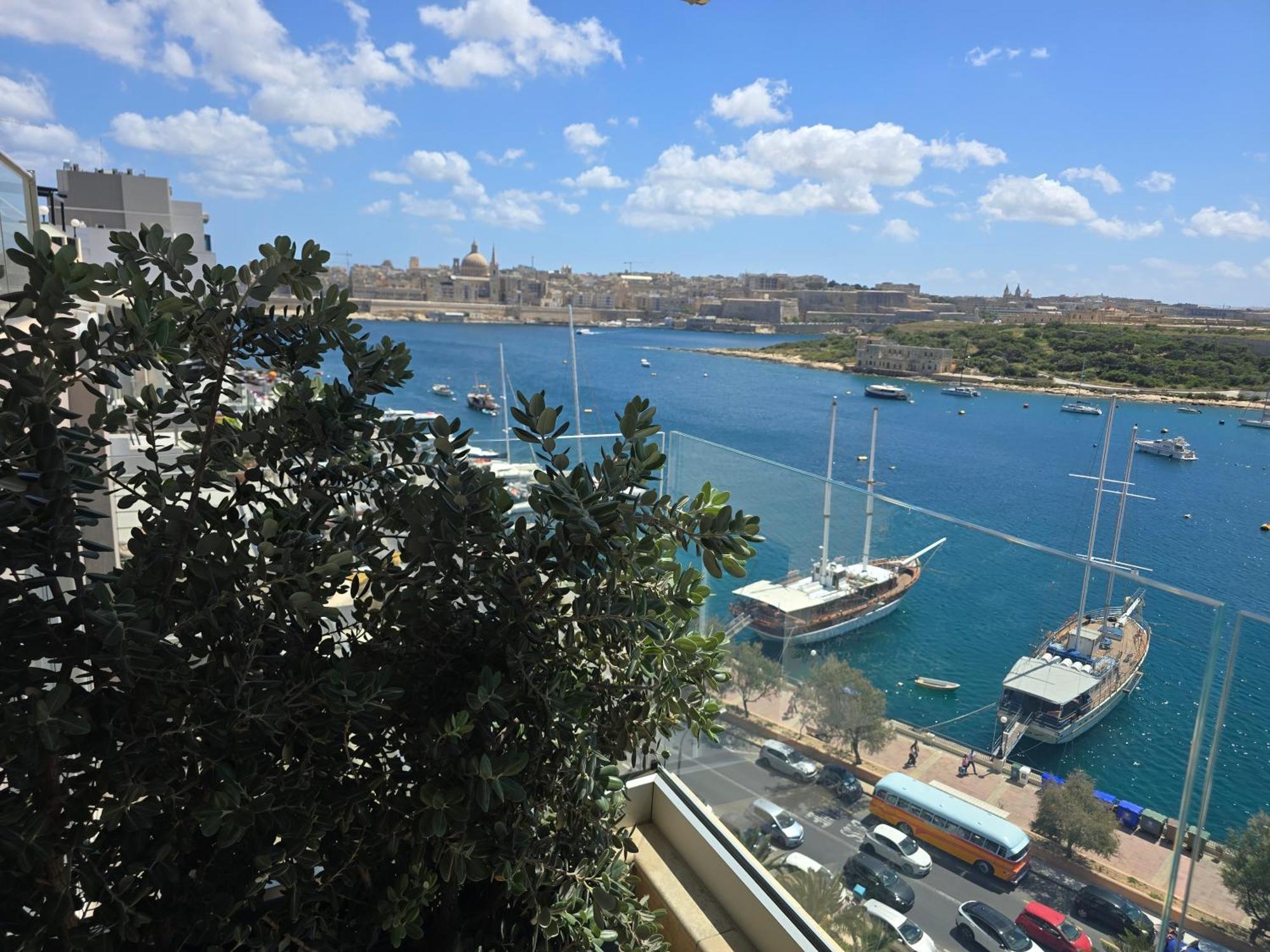 Unique Seafront Triplex Penthouse With Panoramic Bedroom & Rooftop Jacuzzi Overlooking Valletta Сліма Екстер'єр фото