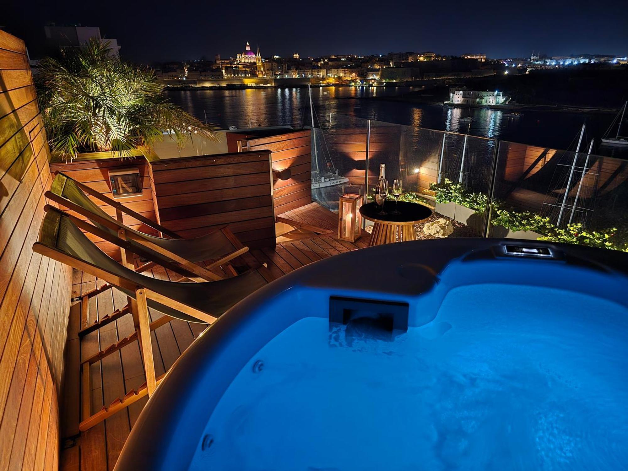 Unique Seafront Triplex Penthouse With Panoramic Bedroom & Rooftop Jacuzzi Overlooking Valletta Сліма Екстер'єр фото