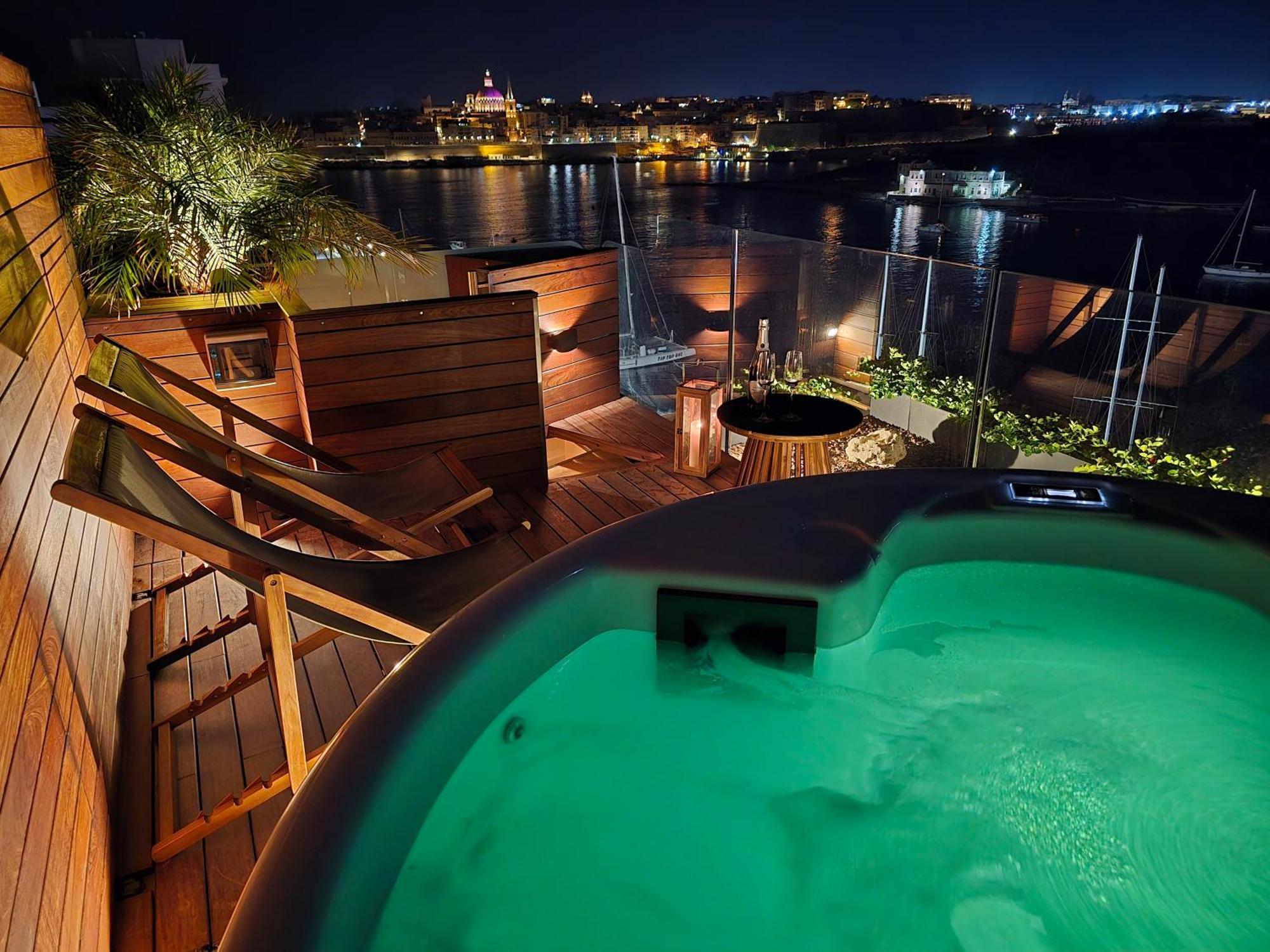 Unique Seafront Triplex Penthouse With Panoramic Bedroom & Rooftop Jacuzzi Overlooking Valletta Сліма Екстер'єр фото