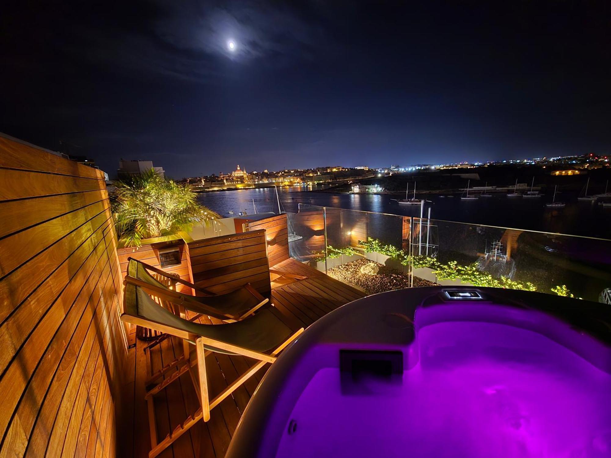 Unique Seafront Triplex Penthouse With Panoramic Bedroom & Rooftop Jacuzzi Overlooking Valletta Сліма Екстер'єр фото